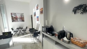 تلفزيون بشاشة مسطحة بحجم 30-بوصة يعرض قنوات تلفزيونية رقمية