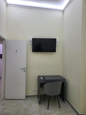 Comfort Single Room | Desk, iron/ironing board, free WiFi - Rome Jubilee Stays (Rome)