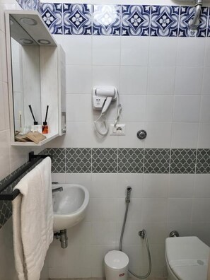 Shower, hair dryer, slippers, towels - Rome Jubilee Stays (Rome)