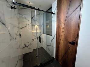 Chambre Quadruple | Salle de bain | Douche, serviettes fournies