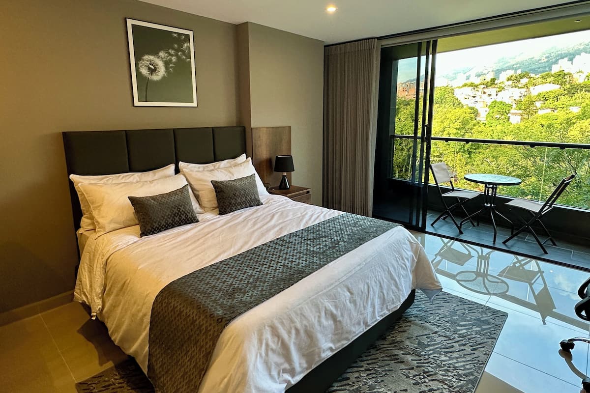 Deluxe Studio | Premium bedding, free WiFi, bed sheets