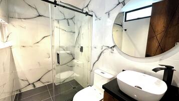 Doppelzimmer | Badezimmer | Dusche, Handtücher