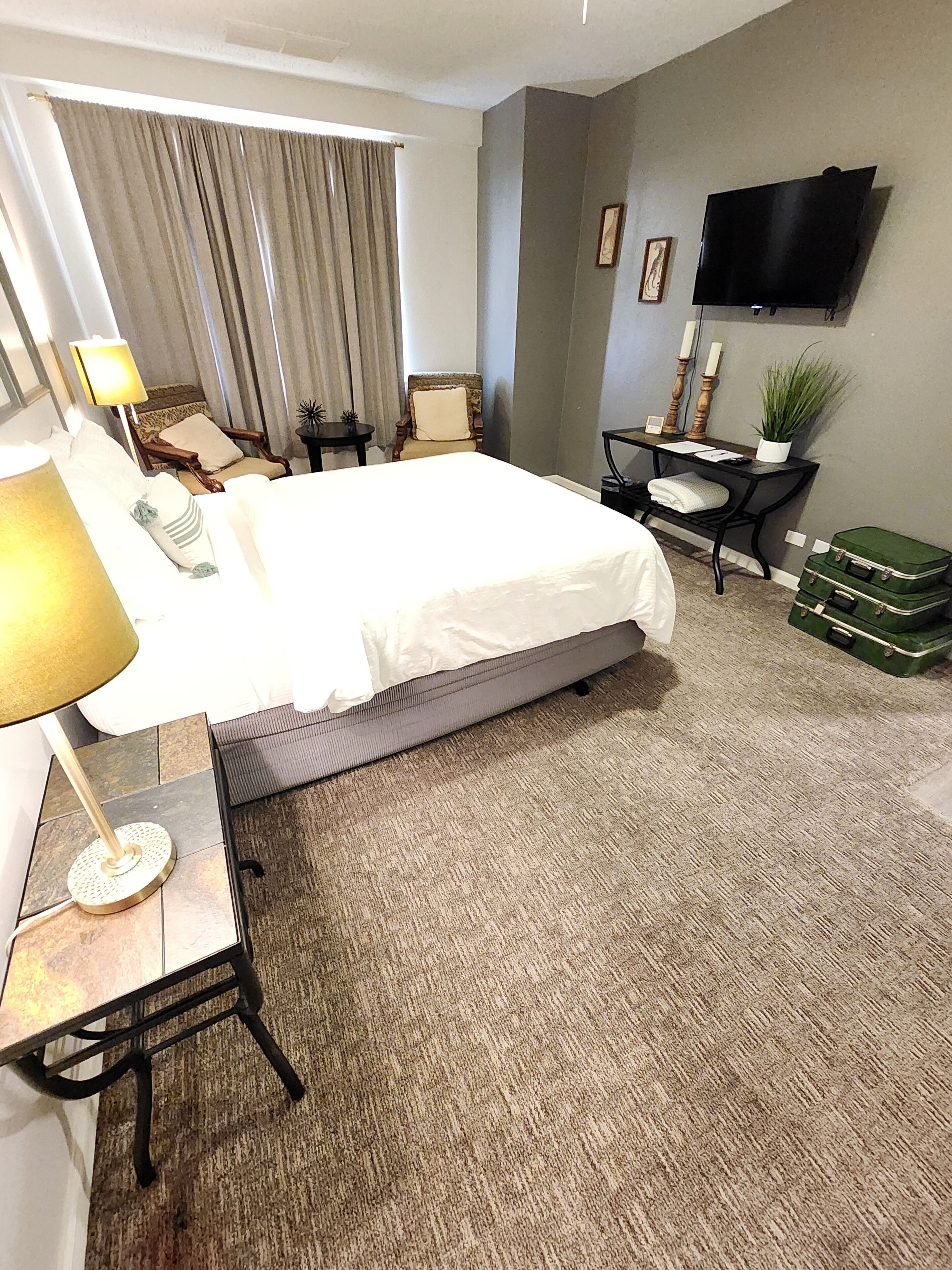 Deluxe Suite, Kitchen, City View | Iron/ironing board, free WiFi, wheelchair access