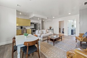 Deluxe Apartment, 2 Bedrooms, City View | Private kitchen