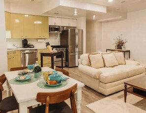 Deluxe Apartment, 2 Bedrooms, City View | Private kitchen
