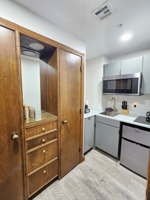 Comfort Apartment, City View | Private kitchen - Hotel Phillips (Bartlesville)