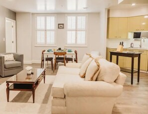 Deluxe Apartment, 2 Bedrooms, City View | Living area - Hotel Phillips (Bartlesville)