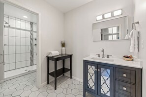 Deluxe Apartment, 2 Bedrooms, City View | Bathroom