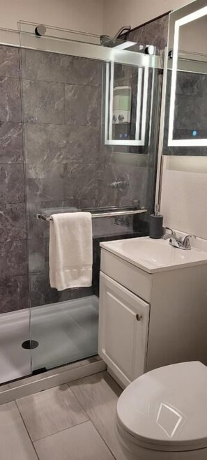 Estudi Comfort, vistes a la ciutat | Bany