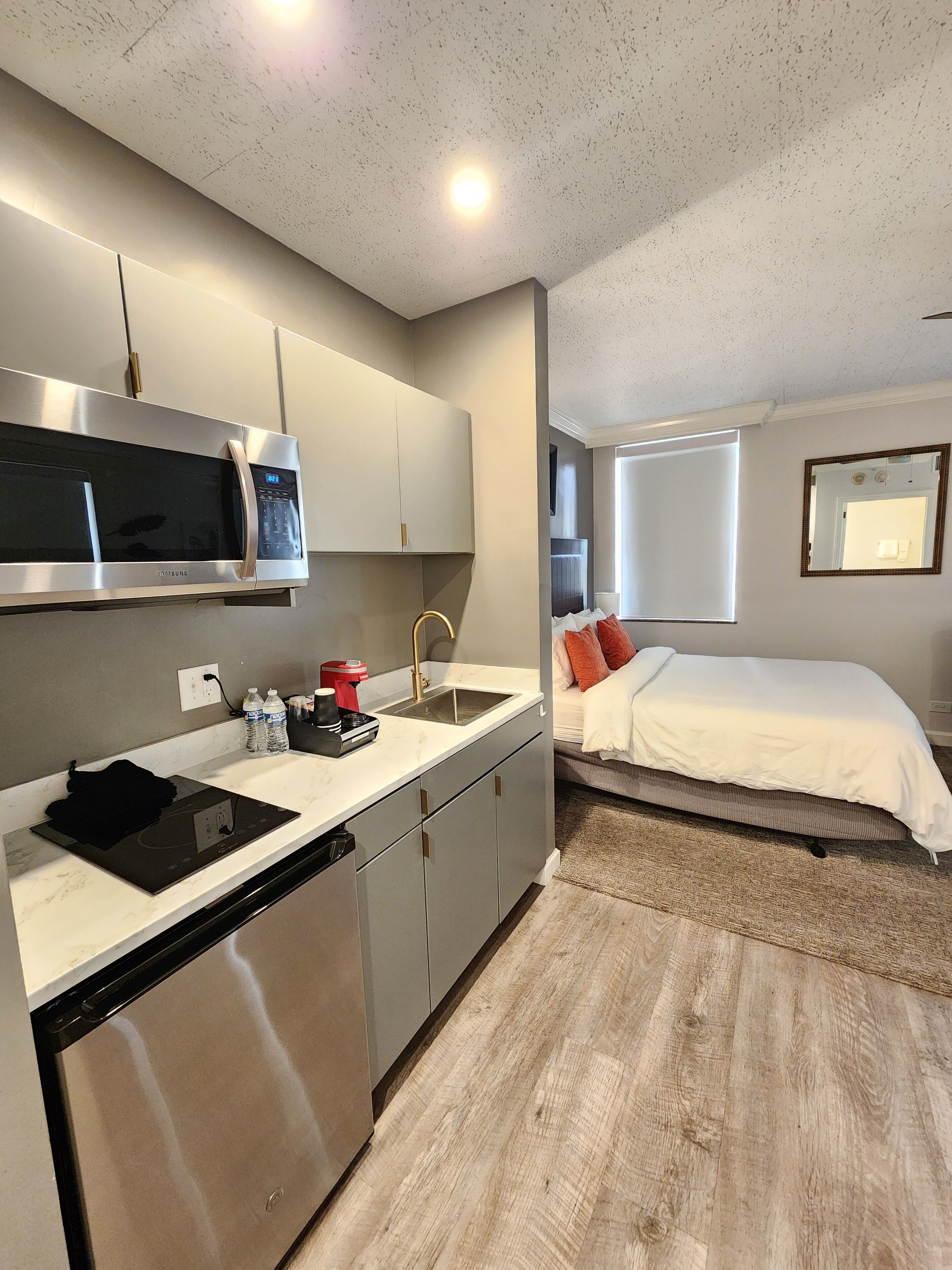 Comfort Studio, Bathtub Grab Bars, City View | Iron/ironing board, free WiFi, wheelchair access