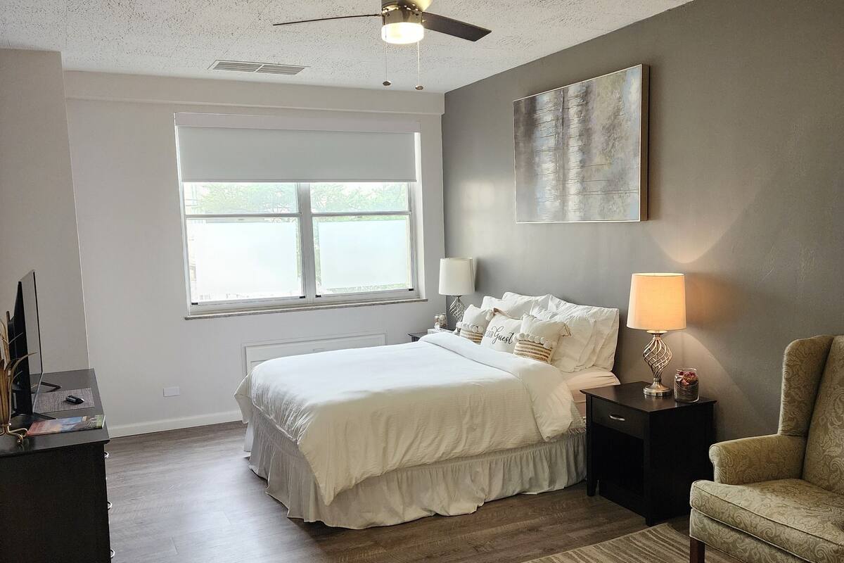 Estudio senior, regadera para personas con discapacidad, vista a la ciudad | Área de sala de estar