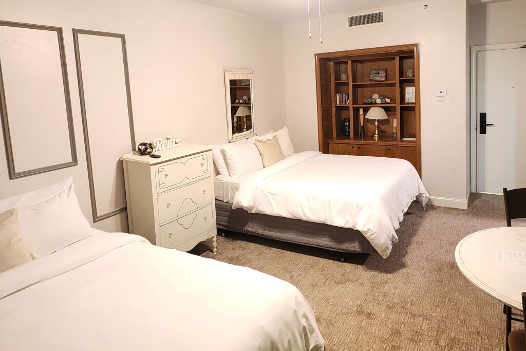 Deluxe Studio, Multiple Beds, City View | Living area