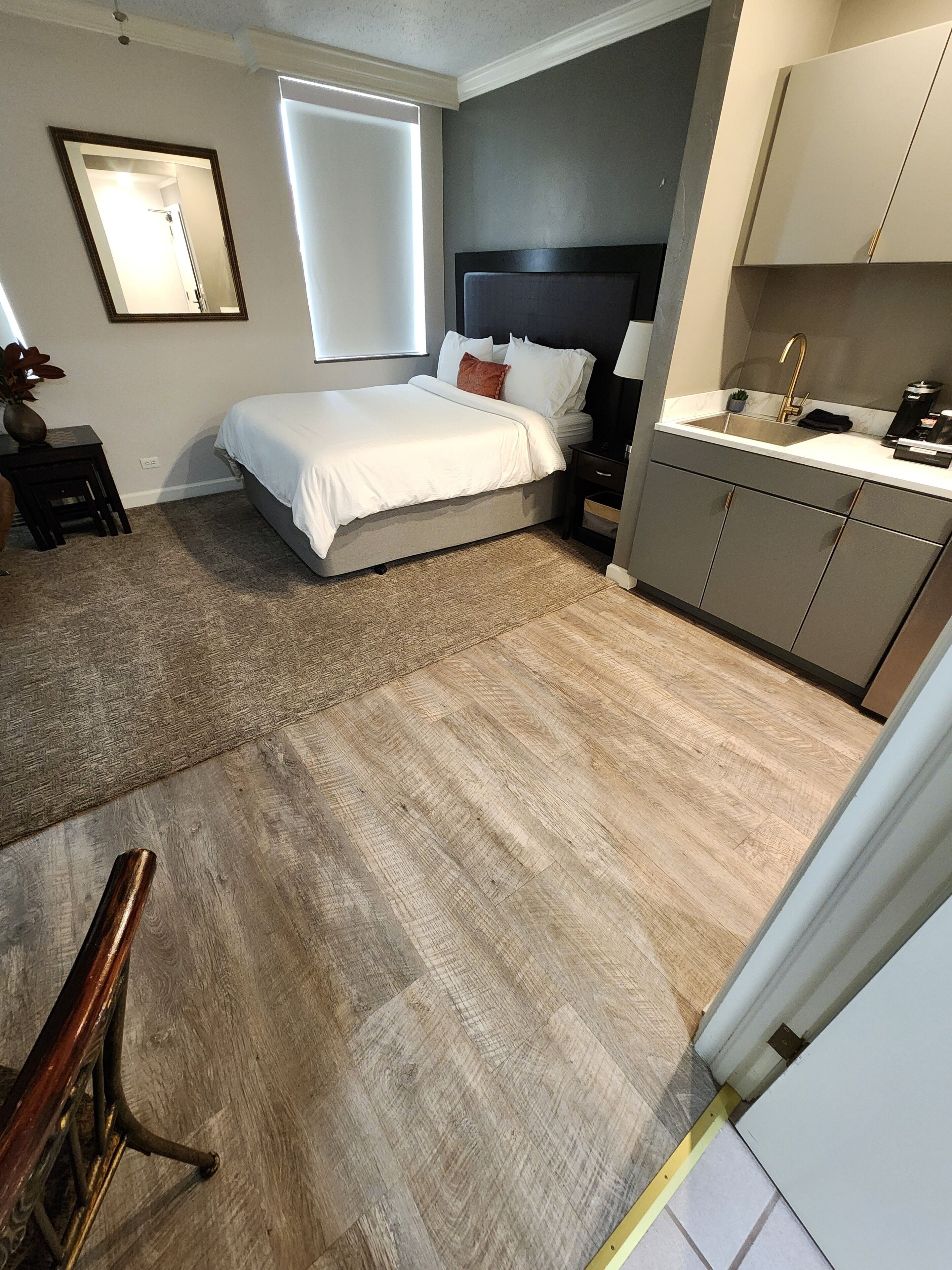 Comfort-studiolejlighed - gribehåndtag på badeværelse - byudsigt | Strygejern/strygebræt, gratis Wi-Fi, adgang for kørestole