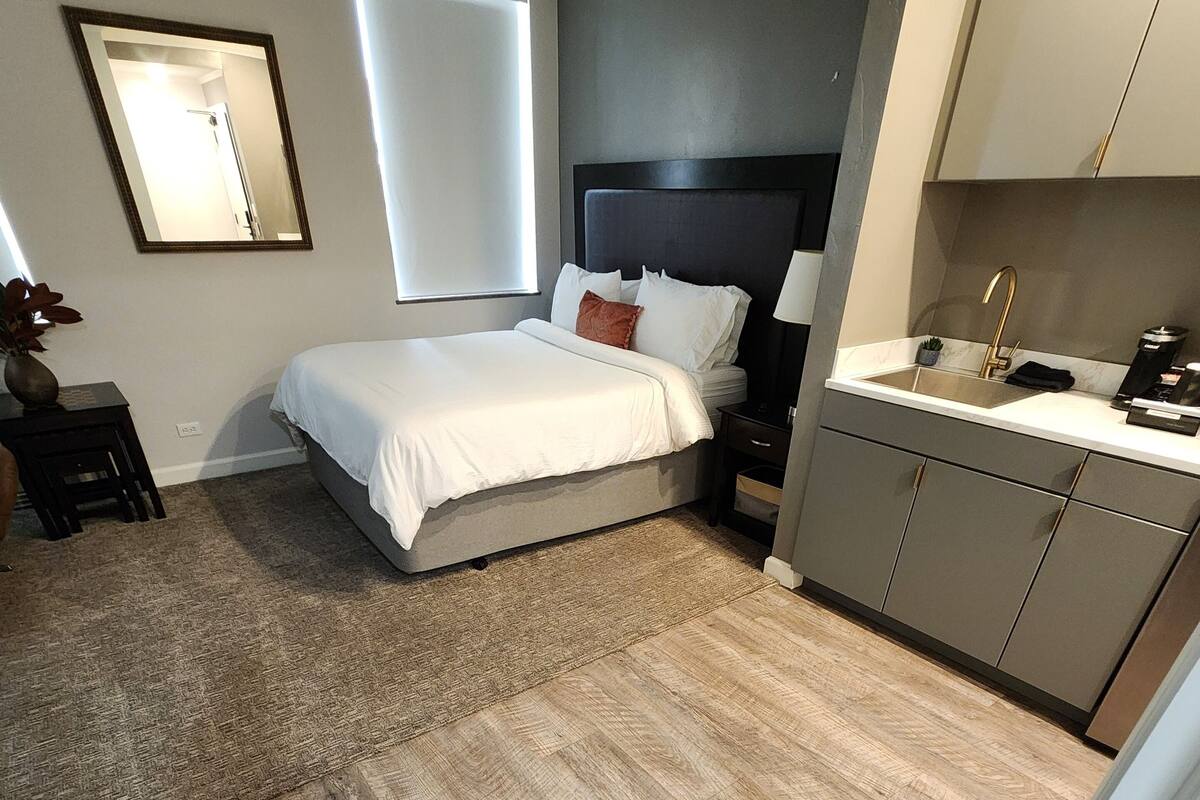 Comfort Studio, Bathtub Grab Bars, City View | Iron/ironing board, WiFi (free)