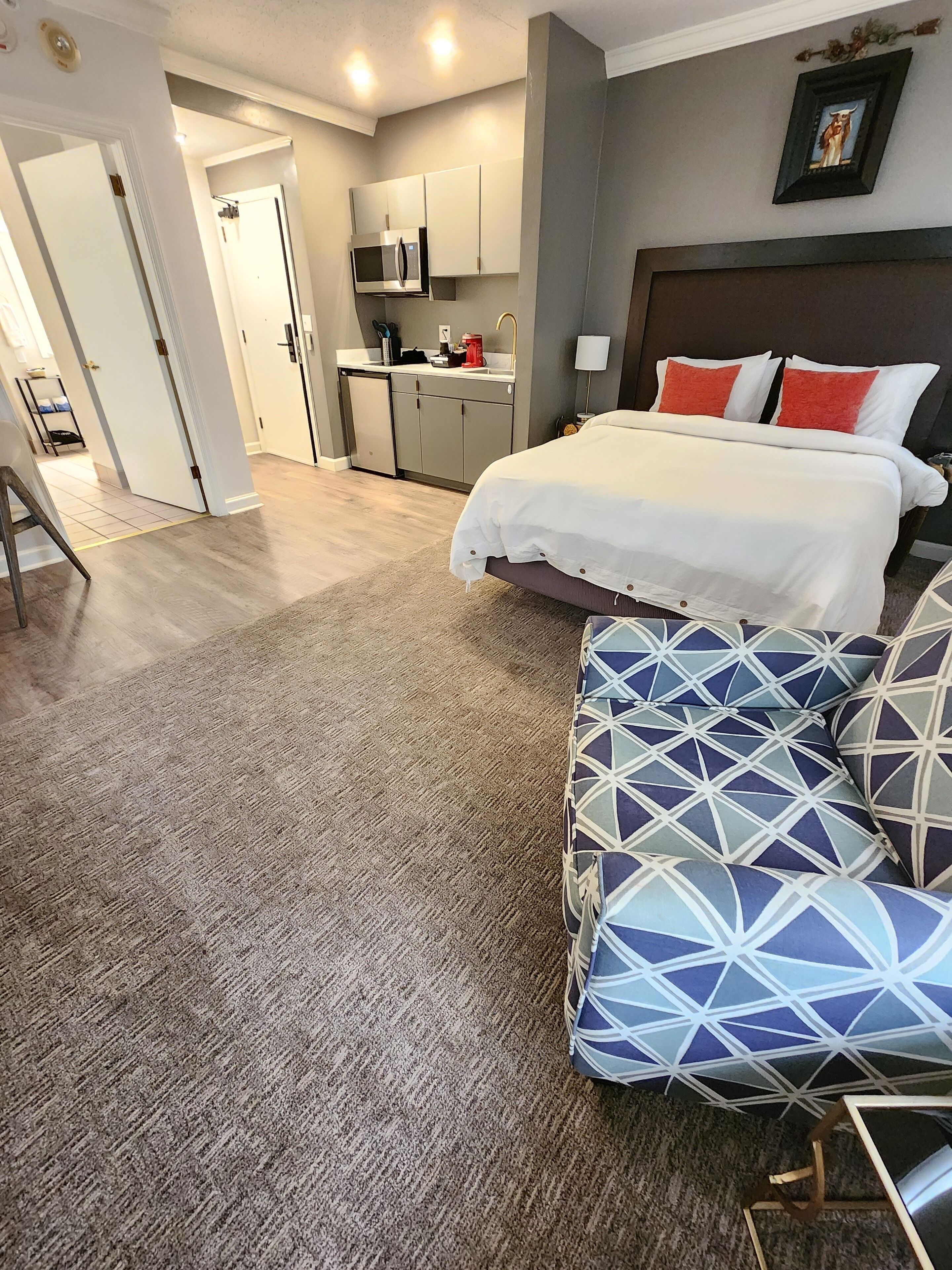 Estudio Confort, barra de apoyo en la tina, vista a la ciudad | Tabla de planchar con plancha y wifi gratis 