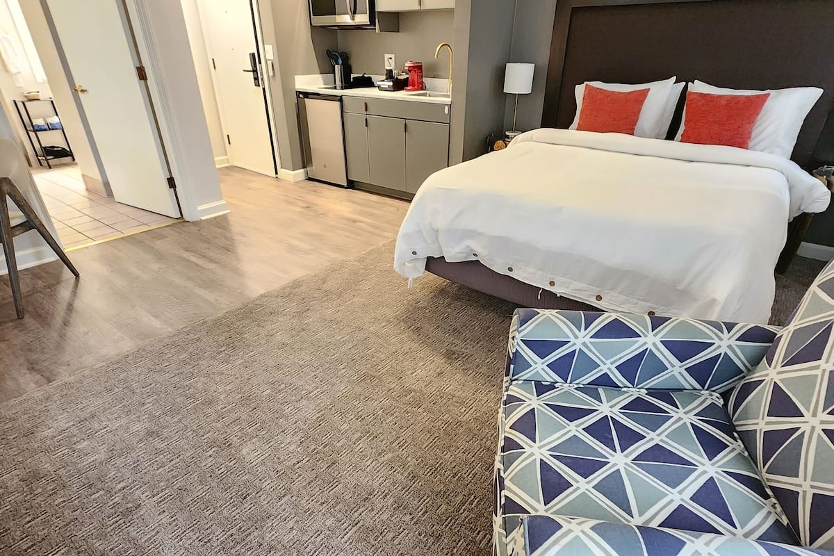 Comfort Studio, Bathtub Grab Bars, City View | Iron/ironing board, WiFi (free)