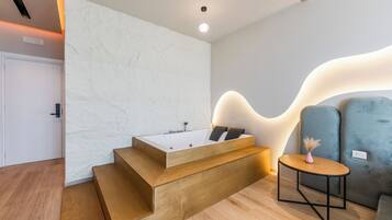 Suite Luxury, vista mare | Ferro/asse da stiro, Wi-Fi gratuito