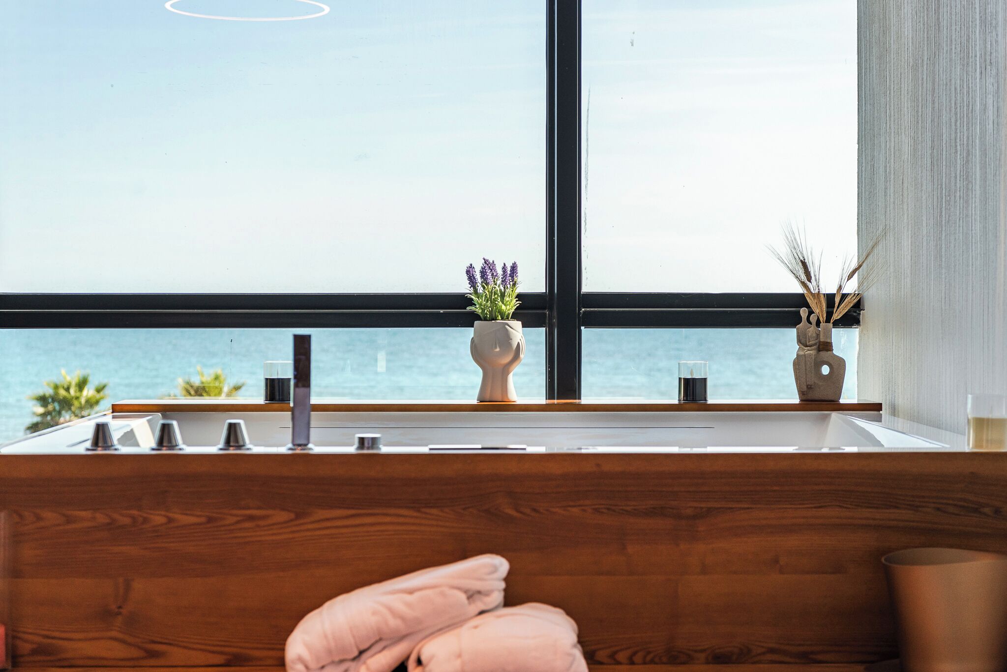 Superior suite, uitzicht op zee | Een strijkplank/strijkijzer, gratis wifi