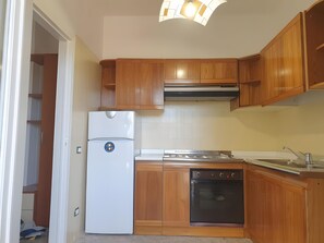 Een koelkast, een oven, een kookplaat, een koffiezetapparaat/waterkoker