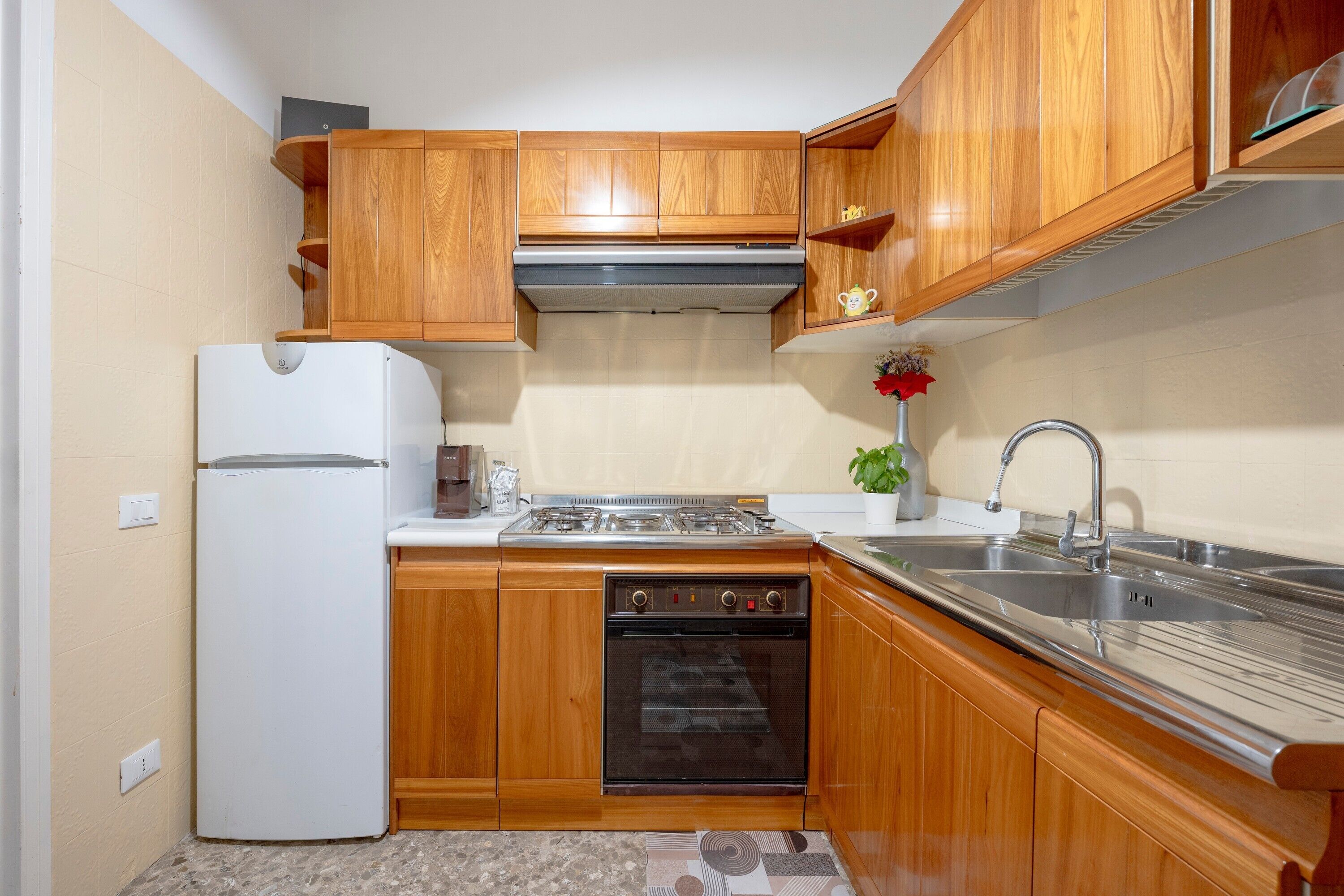 Réfrigérateur, un four, surface de cuisson, cafetière-théière