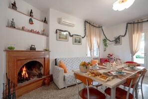 Dining - Apartment 'Oasi Villa Anthea' with Shared Pool, Wi-Fi and Air Conditioning (Monopoli)