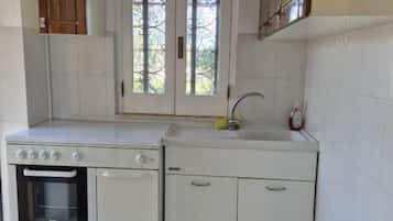 KĂŒhlschrank, Ofen, Herdplatte, Wasserkocher mit Kaffee-/Teezubehör