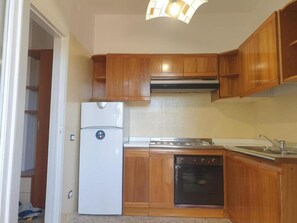 Réfrigérateur, four, plaque de cuisson, cafetière/bouilloire