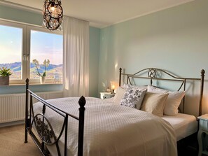 1 bedroom, desk, iron/ironing board, travel crib - Stylish holiday apartment Panorama Suite with top view, garden and sauna (Kappelrodeck)