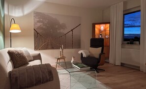 Smart TV, books, stereo - Stylish holiday apartment Panorama Suite with top view, garden and sauna (Kappelrodeck)