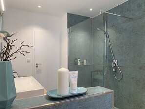 Eco-friendly toiletries, hair dryer, towels, soap - Stylish holiday apartment Panorama Suite with top view, garden and sauna (Kappelrodeck)