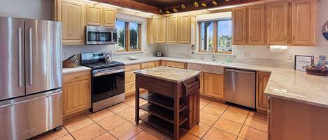 Kjøleskap, mikrobølgeovn, ovn og kokeplater