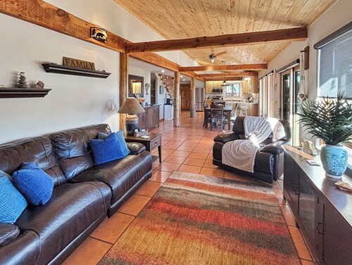 Quiet 3-Bed Home with Wildlife Watching & Work Desk – Montrose