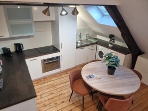 Kühlschrank, Ofen, Geschirrspüler, Wasserkocher mit Kaffee-/Teezubehör