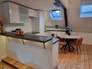 Kühlschrank, Ofen, Geschirrspüler, Wasserkocher mit Kaffee-/Teezubehör