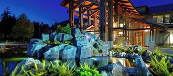 Sleeps 8, 4 Bed/3 Bath Executive Beachfront Resort Condo.