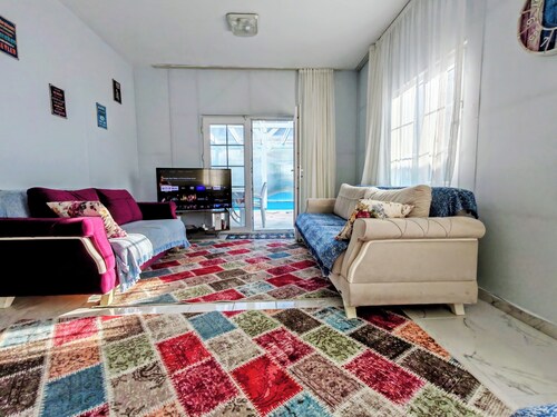 Şilede doğa içinde denize yakın kapalı ısıtmalı havuzlu şömineli barbekülü villa