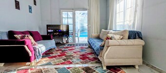 Şilede doğa içinde denize yakın kapalı ısıtmalı havuzlu şömineli barbekülü villa