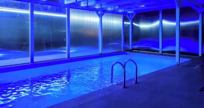 Şilede doğa içinde denize yakın kapalı ısıtmalı havuzlu şömineli barbekülü villa