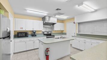 冰箱、微波炉、烤箱、炉灶