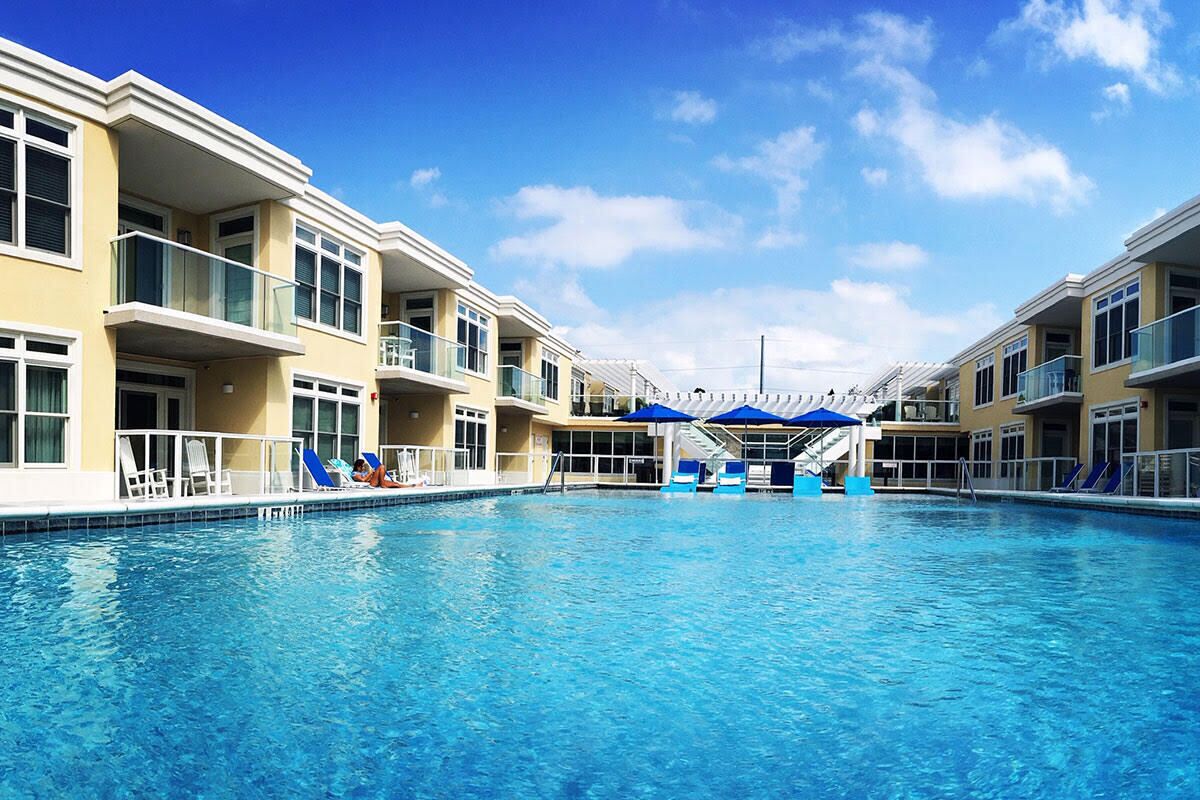Una piscina cubierta, una piscina al aire libre