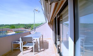 تناول الطعام بالخارج