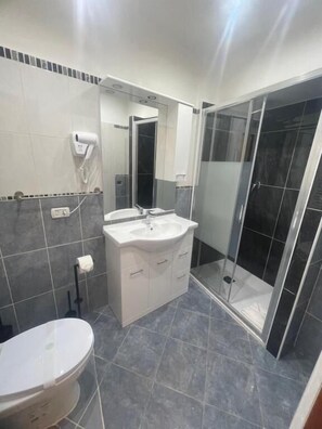 غرفة مزدوجة مريحة | حمام | تجهيزات دش، مجففات شعر، مناشف، صابون