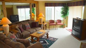 Una televisión, una chimenea