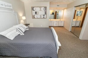 2 bedrooms, iron/ironing board, free WiFi, bed sheets - Mountain-View 2BR Stay | Ski-In + Courts & Shuttle (Champion)