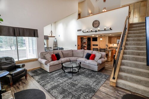 Sleek 2BR Loft | Near Slopes + Shuttle & Pools