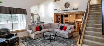 Sleek 2BR Loft | Near Slopes + Shuttle & Pools