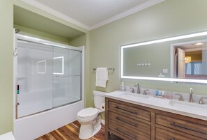 Hair dryer, towels, soap, shampoo - Chic 5BR House Near Beach | Porch, BBQ & Hot Tub (Gulfport)