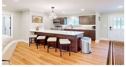 Coastal Cottage Retreat! Spacious, family friendly escape!