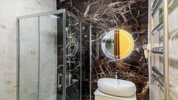 Dusche, Haartrockner, Hausschuhe, Handtücher