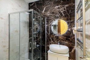 Dusche, Haartrockner, Hausschuhe, Handtücher